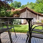 Grosse Schoene Mit Kleinem Garten Im Weinort *